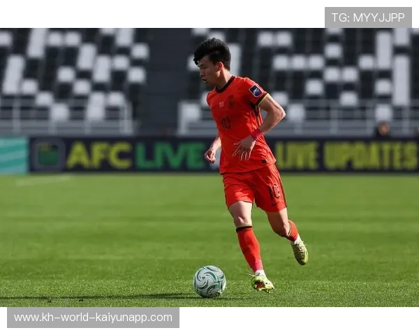 中国足球队迎战强敌备战世界杯预选赛，主帅强调团队协作与技术提升